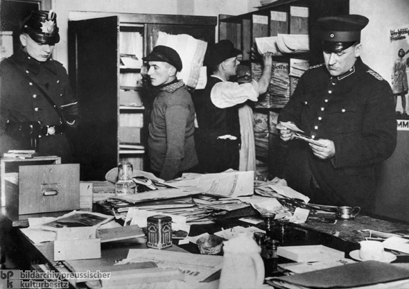Gestapo und Schutzpolizei besetzen und durchsuchen die Berliner Zentrale der KPD (23. Februar 1933)